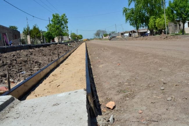 Avanza la nueva obra de ripiado y cordón cuneta en la Comuna de Margarita Santa Fe Avanza la nueva obra de ripiado y cordón cuneta en la Comuna de Margarita Santa Fe